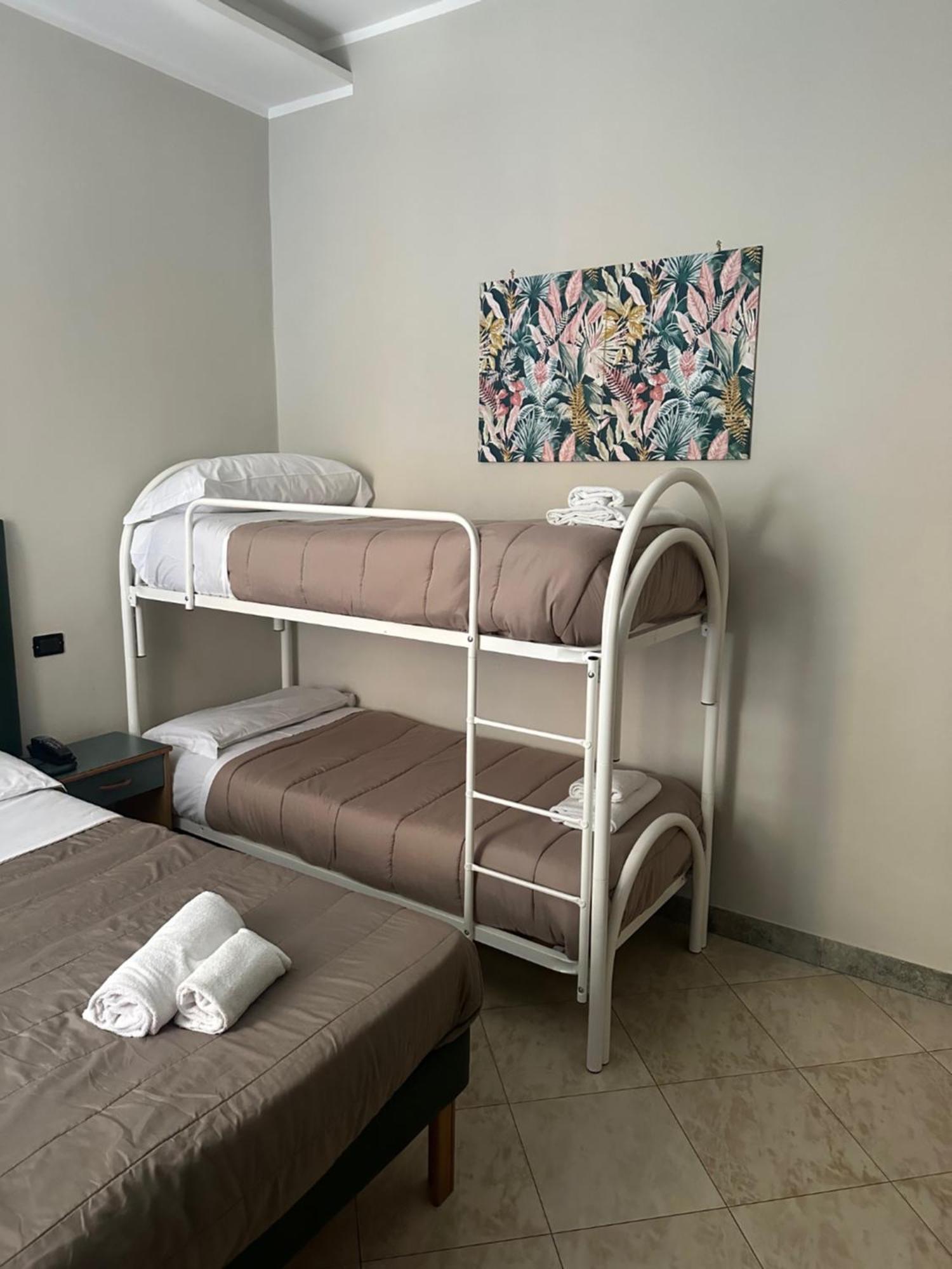 Smart Station Hotel Неаполь Экстерьер фото