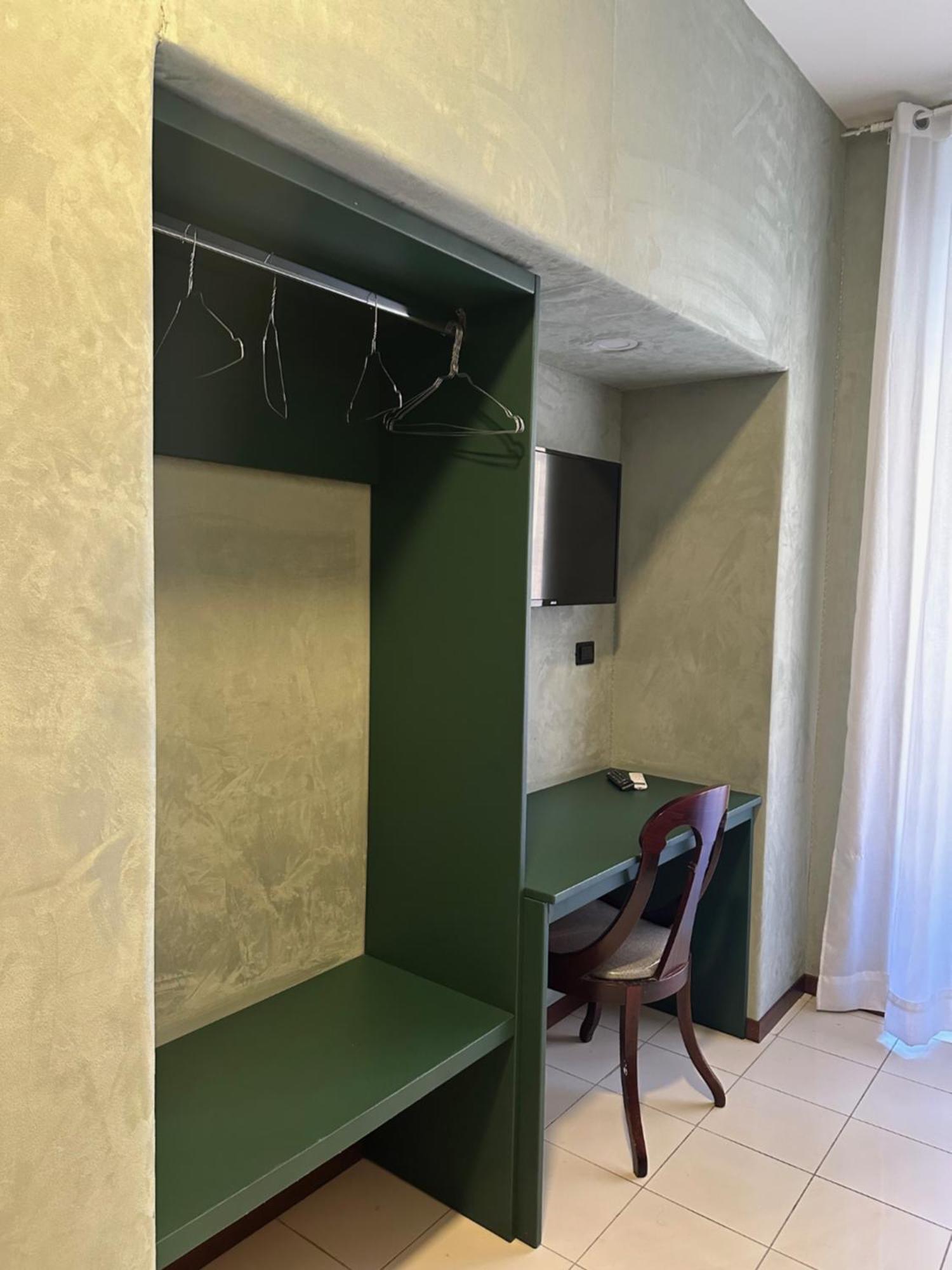 Smart Station Hotel Неаполь Экстерьер фото